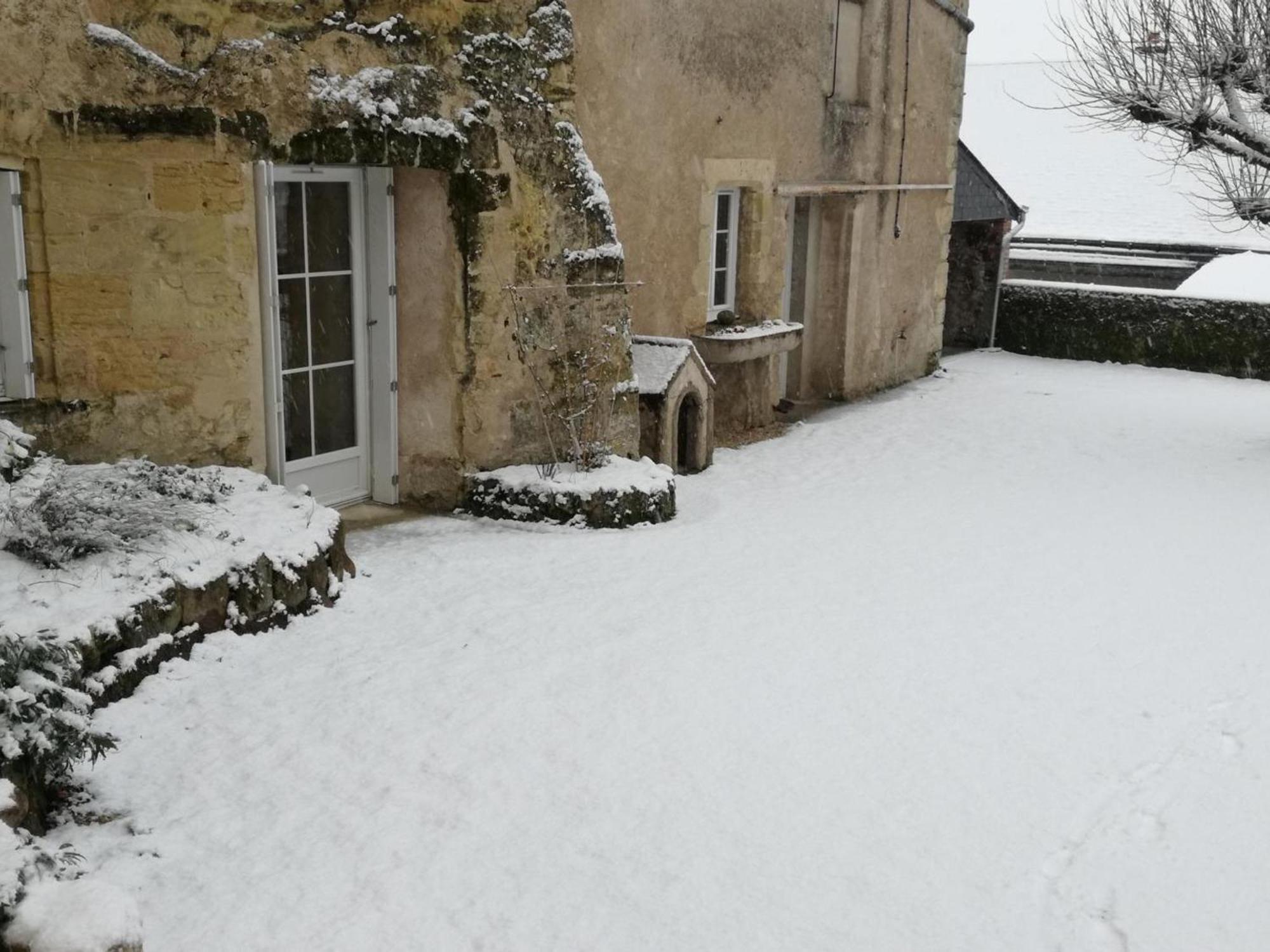Maison Troglodyte Elegante Avec Spa, Salle De Jeux Et Jardin Clos A Vouvray - Fr-1-381-87 Exterior photo