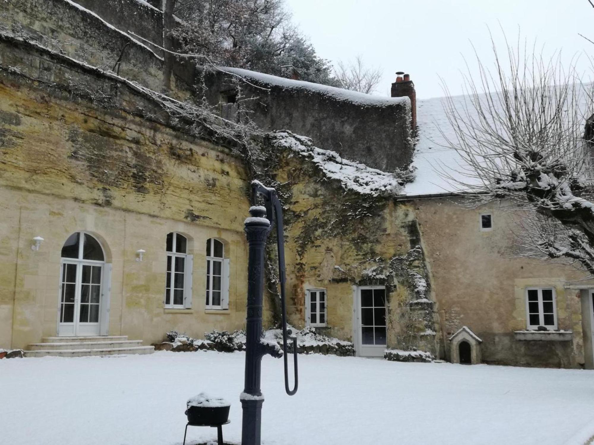Maison Troglodyte Elegante Avec Spa, Salle De Jeux Et Jardin Clos A Vouvray - Fr-1-381-87 Exterior photo