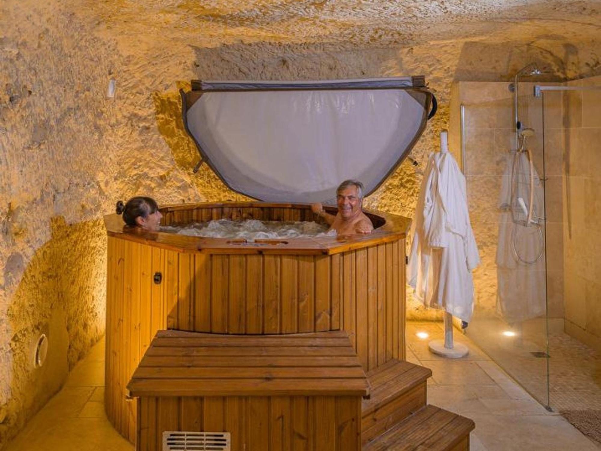 Maison Troglodyte Elegante Avec Spa, Salle De Jeux Et Jardin Clos A Vouvray - Fr-1-381-87 Exterior photo