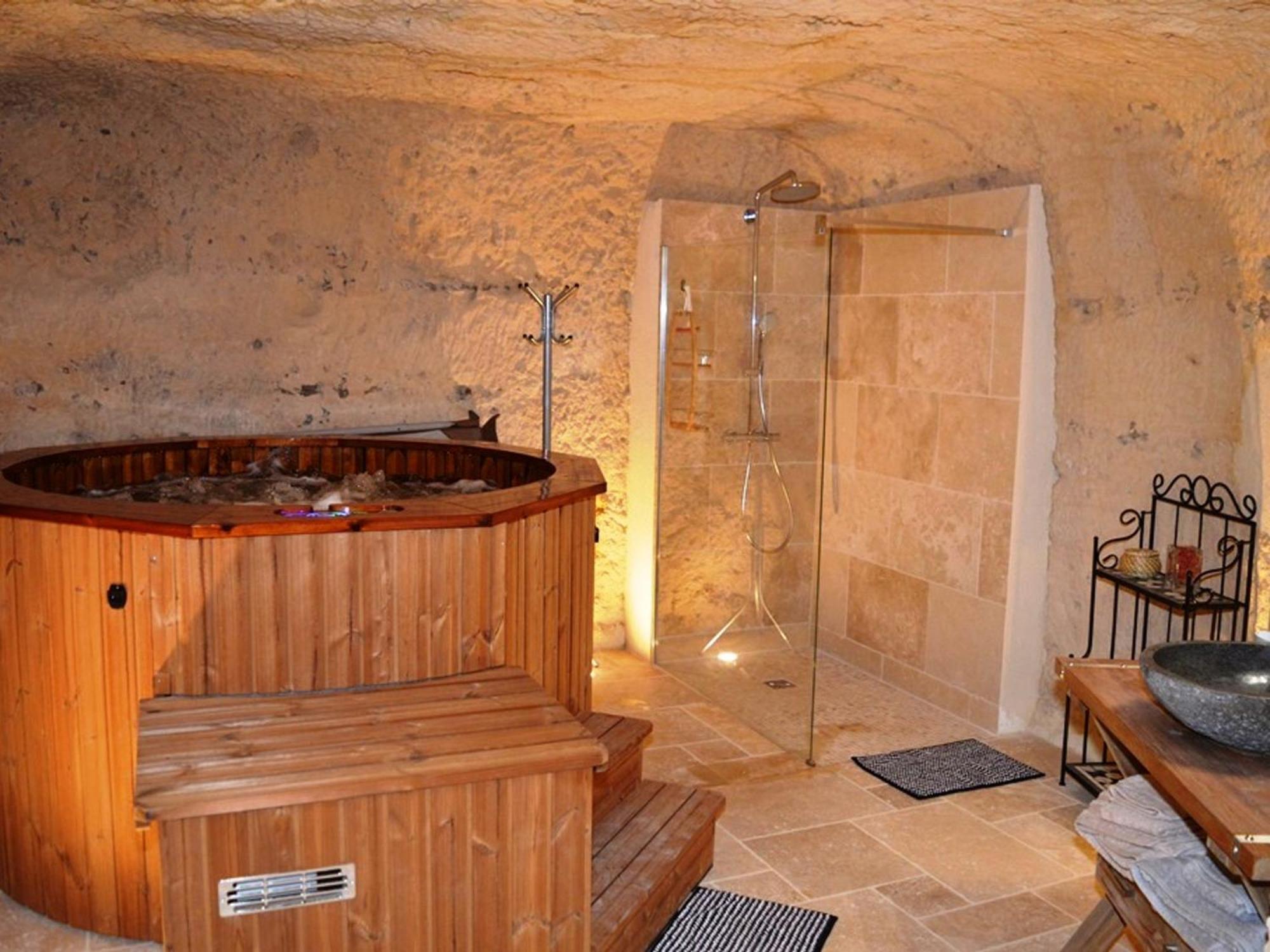 Maison Troglodyte Elegante Avec Spa, Salle De Jeux Et Jardin Clos A Vouvray - Fr-1-381-87 Exterior photo