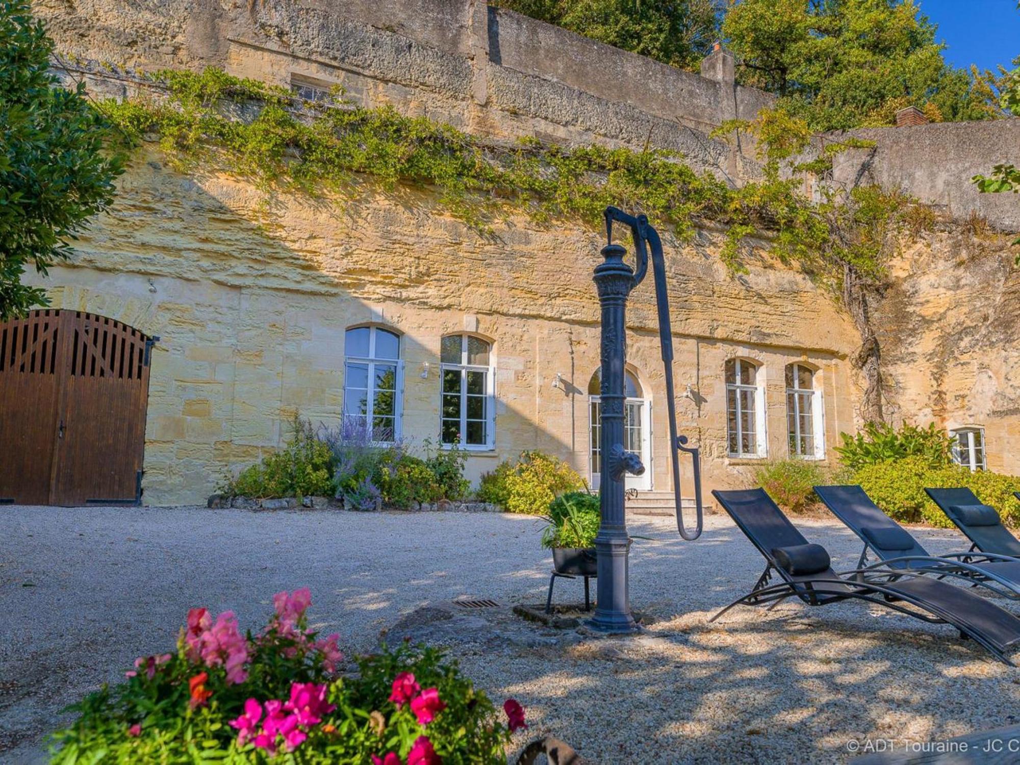 Maison Troglodyte Elegante Avec Spa, Salle De Jeux Et Jardin Clos A Vouvray - Fr-1-381-87 Exterior photo